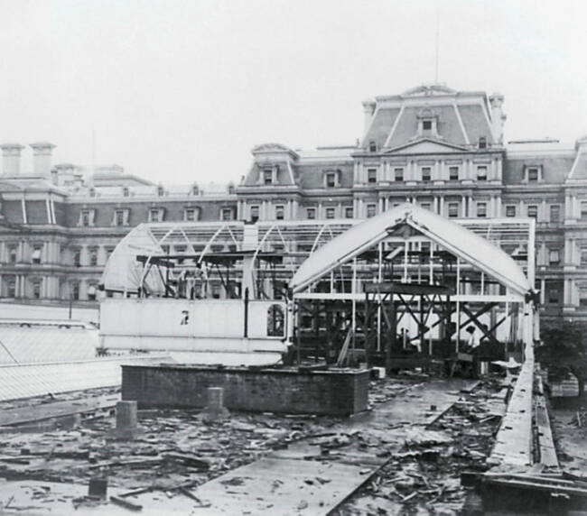Newly constructed West Wing with remnants of the old White House Conservatory visible behind the new wing in 1902 (White House Historical Association)